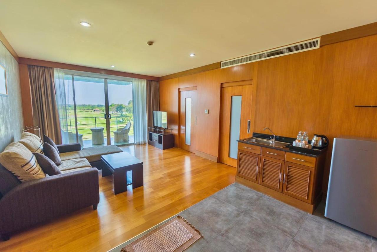 Uniland Golf & Resort Nakhon Pathom Exterior photo