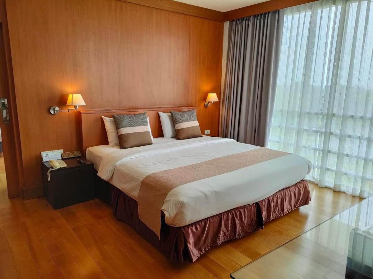 Uniland Golf & Resort Nakhon Pathom Exterior photo