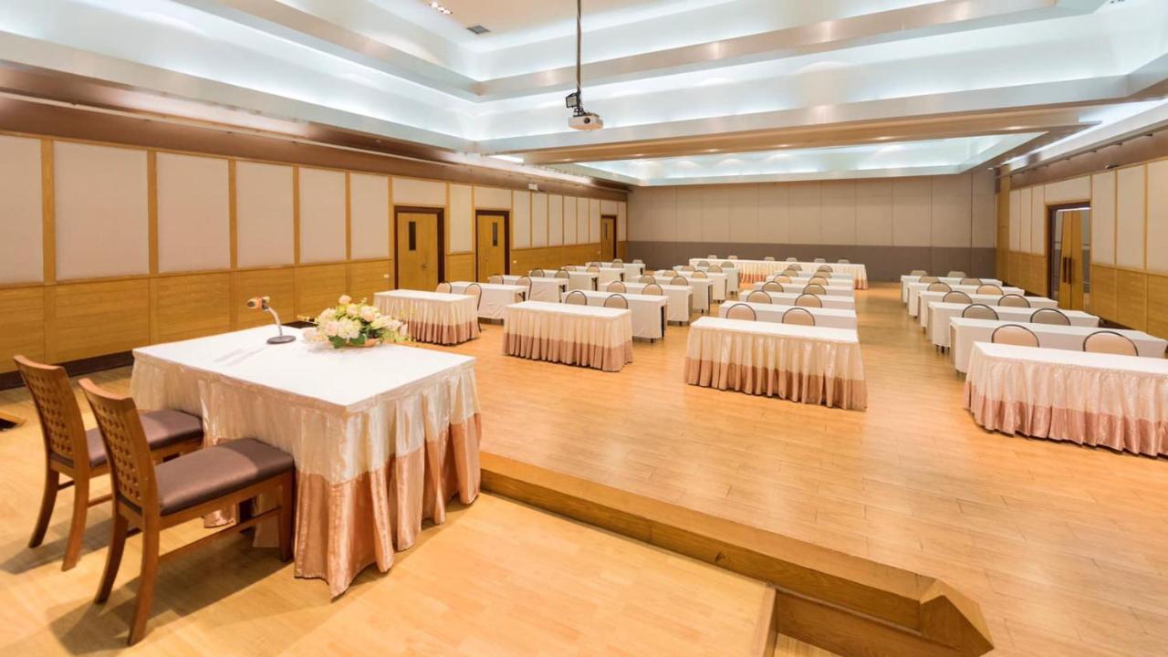 Uniland Golf & Resort Nakhon Pathom Exterior photo
