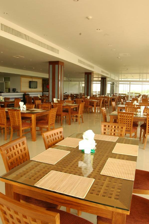 Uniland Golf & Resort Nakhon Pathom Exterior photo